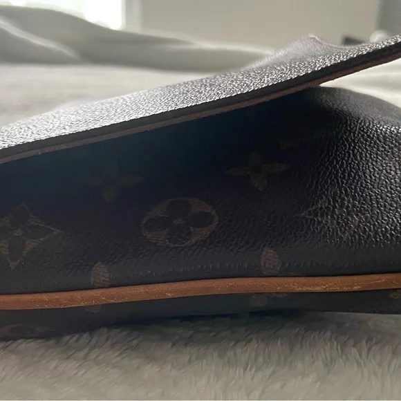 Louis Vuitton
with Tan Leather Strap
Musette Tango Short Shoulder Bag Brown
🤎🤎🤎 - Picture 7 of 13